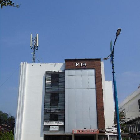 Pia Hotel Cirebon Exterior photo